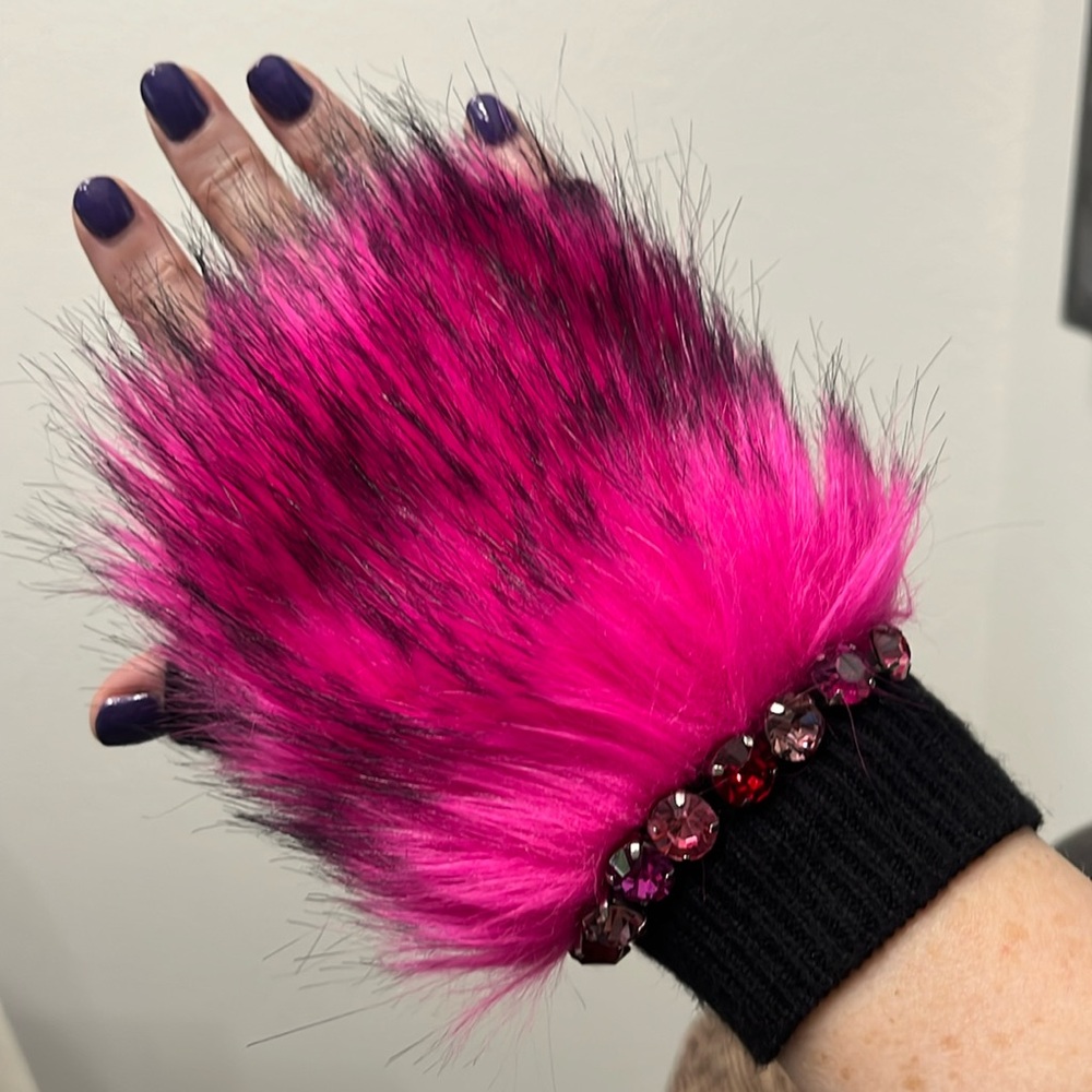 Juicy couture, fingerless gloves with faux fur and rhinestones🖤💓